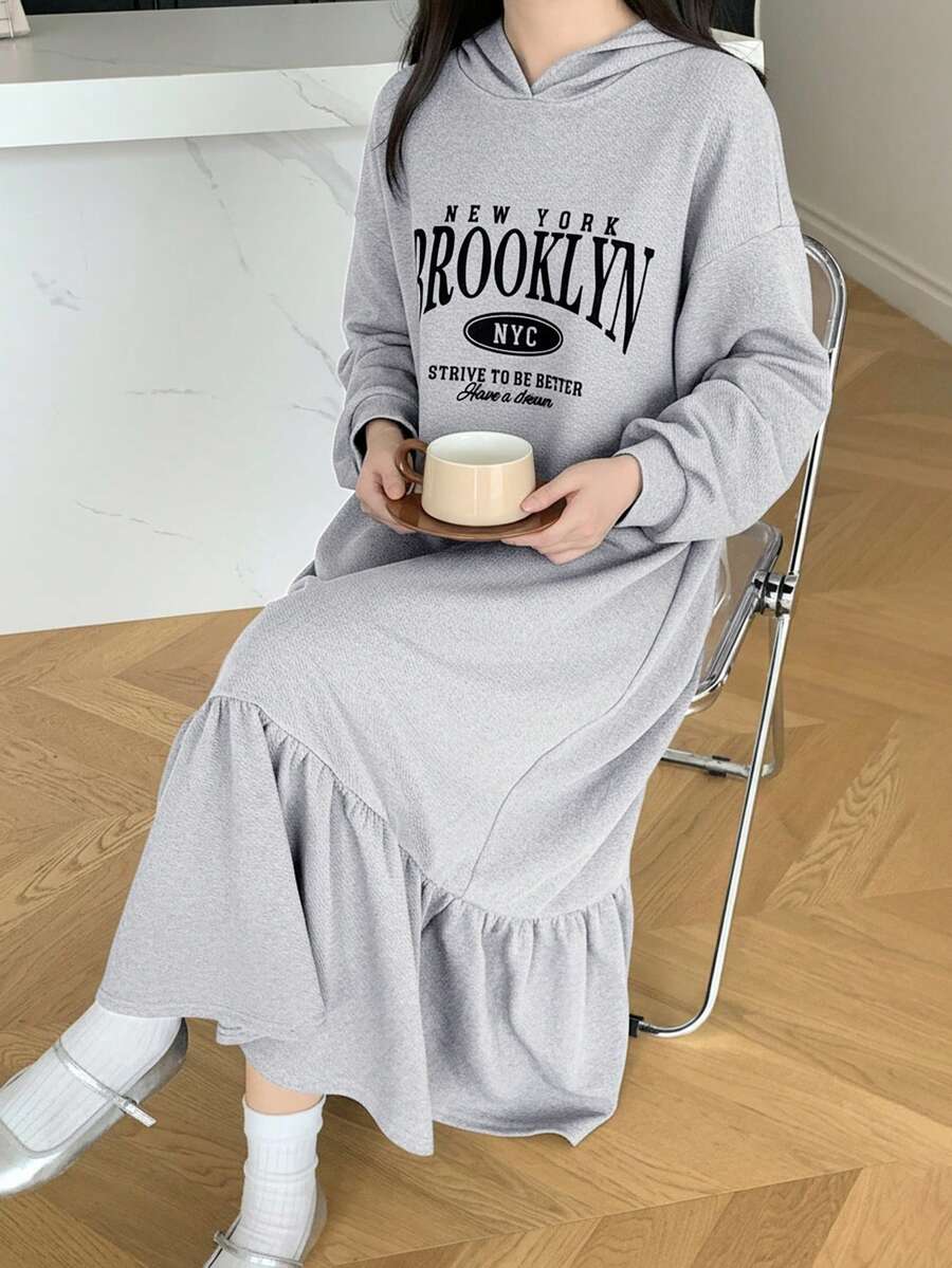 SHEIN 少女大学字母图案荷叶边连帽连衣裙 - 灰色 - 查看 1