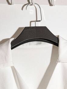 GlowEve Camiseta sin mangas de mujer con cuello en V plisado, ajustada y con bajo asimétrico para la oficina y el trayecto, de dos tonos - Blanco y Negro - Ver 4