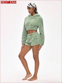 Rest Era Conjunto de sudadera con capucha y pantalones cortos de invierno con gráfico de letras, manga raglán y textura esponjosa para mujer - Multicolor - Ver 5