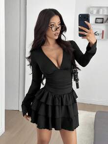 SHEIN EZwear 女士V领褶皱腰身层叠荷叶边下摆迷你针织连衣裙 - 黑色 - 查看 6