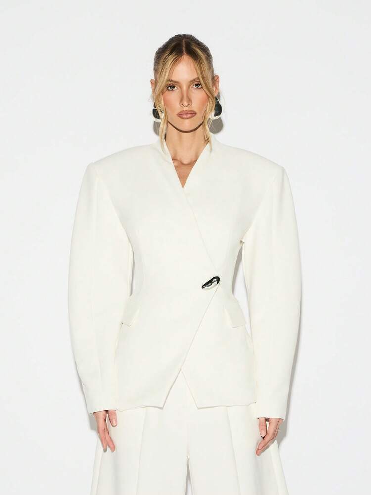 KIZN Blazer com mangas bufantes e ombreiras, com fivela metálica e detalhes em metal.