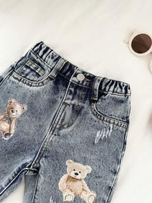 SHEIN 男婴休闲柔软可爱泰迪熊印花破洞蓝色锥形牛仔裤，适合秋冬春夏穿着，秋冬日常穿着、街头风、圣诞节、新年、感恩节等场合，时尚系列，冬季牛仔裤，牛仔裤，保暖牛仔裤，夏季牛仔裤，印花牛仔裤，休闲款，刺绣牛仔裤 - 淺色水洗藍 - 查看 5