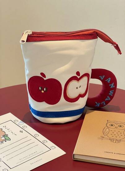 极简主义苹果笔套 - 大容量学校和办公室收纳包，饰有可爱的红色苹果图案，兼容钢笔、铅笔和马克笔 - 学生和教师的桌面装饰品，值得拥有的文具收纳空间，趣味设计，以及侧面网状口袋。