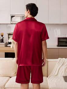 CoupledUp 1 Set Piyama Pria Lengan Pendek Kerah Warna Polos dengan Saku dan Dasi Kupu-kupu Imitasi dari Sutra - Burgundy - View 5