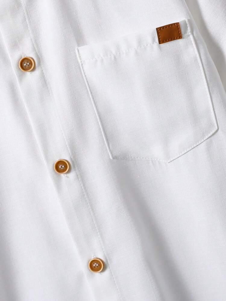 Mirajuku قميص أبيض بأكمام قصيرة وياقة مندرين للأولاد المراهقين، مزين بخطوط متموجة منسوجة، أزرار خشبية بيج، جيب على الصدر، شعار زخرفي، كاجوال ومريح، مناسب للمدرسة والسفر والمنزل والعطلات، قياس مرتاح، مناسب للربيع والصيف والخريف - أبيض - مشاهدة 6