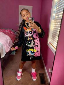 THE POWERPUFF GIRLS X SHEIN Váy nỉ dáng rộng cổ tròn hở vai họa tiết hoa và chữ lấp lánh, bong bóng, họa tiết hoa mao lương cho bé gái tuổi mới lớn, màu đen, thu/đông - màu đen - Xem 1