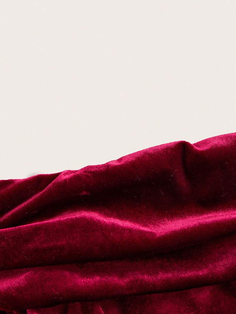 SHEIN 这款优雅的女婴露肩连衣裙采用荷叶边泡泡裙摆设计，是一款休闲的天鹅绒连衣裙，适合春、夏、秋、冬四季穿着。它非常适合新年派对、毕业典礼、晚宴、花园活动和日常通勤。酒红色也是一种优雅的红色连衣裙，适合作为婚纱穿着。 - 酒紅色 - 查看 2