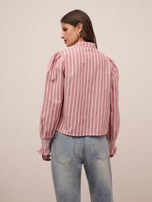 Nöista 竖条纹衬衫，立领，长泡泡袖，前襟荷叶边，褶皱袖口。完美增添复古风情。 - 紅色 - 查看 2