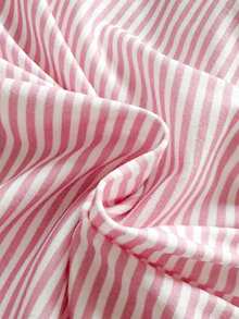 SHEIN 这款女童两件套多色圆领长袖A字连衣裙，飘逸灵动，适合春秋季穿着。精致的粉白条纹，简约休闲的风格，尽显童趣。白色底布上印满樱桃图案，散发着可爱清新的气息。面料厚度适中，适合上学、购物、周末郊游、居家休闲、节日活动以及参加派对等各种场合。 - 彩色 - 查看 8