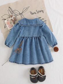 SHEIN 1件女婴娃娃领花卉刺绣长袖纽扣休闲可爱水洗蓝复古牛仔连衣裙，喇叭裙摆和松紧袖口，适合春秋季休闲外出或旅行 - 中等水洗藍 - 查看 2