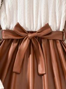 Sparklyn 秋冬季女童优雅针织圆领泡泡袖PU仿皮拼接连衣裙 - 棕色 - 查看 5