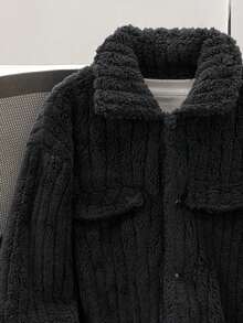 Manfinity Joysei Manfinity翻盖细节纽扣前襟法兰绒抓绒夹克，男士前襟纽扣长袖口袋简约夹克，休闲日常穿着，秋冬季节，男友礼物，外出穿着，泰迪绒内衬外套，街头风，美式复古街头风夹克，Grunge风格 - 黑色 - 查看 4