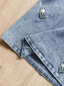 SHEIN Vintaside Kids 这款女婴时尚牛仔连衣裙饰有精美的花卉刺绣，配有大领子，适合外出、购物、聚会、休闲居家穿着以及夏季户外活动。 - 淺色水洗藍 - 查看 5