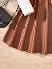 Sparklyn 秋冬季女童优雅针织圆领泡泡袖PU仿皮拼接连衣裙 - 棕色 - 查看 6