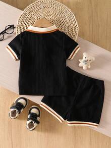 SHEIN Vintaside Kids 2件組男嬰黑色條紋POLO衫上衣與短褲套裝，柔軟羅紋面料幼童夏季休閒紳士風家庭穿搭，6個月-3歲 - 黑色 - 查看 2