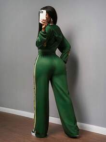 Slaydiva 2025 Höst- och vinternytt Street Casual Loose Fit Grön Mönstertryck Beskuren Långärmad Kofta Sweatshirt + Hög Midja Vida Byxor Dam Tvådelat Set, Lämpligt För Dagliga Utflykter, Vännersammankomster, Halloween, Fest Streetmode, Brunchkläder, Höst- och Vinter Varmt Set, Jul - Grön - Visa 2