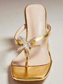 SHUZIA 女士简约舒适人字拖高跟凉鞋，饰有金属装饰 - 金色 - 查看 7