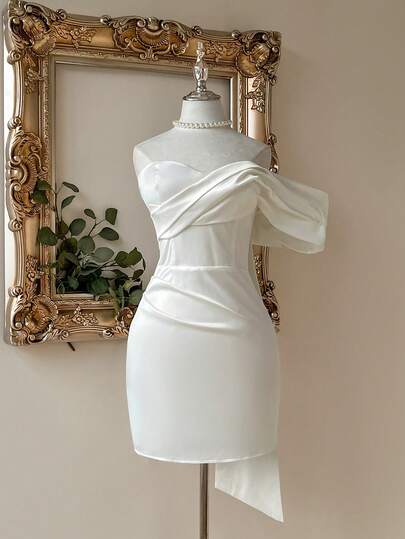 Lovelzi Vestido mini ajustado plisado de un solo hombro de color blanco elegante y minimalista, adecuado para diversas ocasiones como fiestas, banquetes, vestido de cóctel ligero favorecido por influencers