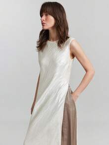 Ontre Áo nữ 2026SS màu mơ nhạt, chất liệu satin nhăn, cổ nhỏ, thiết kế trễ vai tròn, xẻ tà cao bất đối xứng, phong cách hiện đại, năng động, công sở, thời trang sân bay cao cấp, chất liệu satin mềm mại, rủ đẹp. - Màu be - Xem 4