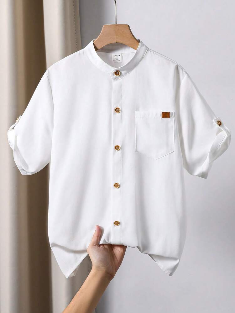 Mirajuku قميص أبيض بأكمام قصيرة وياقة مندرين للأولاد المراهقين، مزين بخطوط متموجة منسوجة، أزرار خشبية بيج، جيب على الصدر، شعار زخرفي، كاجوال ومريح، مناسب للمدرسة والسفر والمنزل والعطلات، قياس مرتاح، مناسب للربيع والصيف والخريف - أبيض - مشاهدة 8