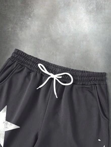 Manfinity EMRG 男士休闲街头图案人像字母印花连帽衫和运动裤两件套，秋季穿搭 - 深灰色 - 查看 5