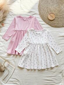 SHEIN 这款女童两件套多色圆领长袖A字连衣裙，飘逸灵动，适合春秋季穿着。精致的粉白条纹，简约休闲的风格，尽显童趣。白色底布上印满樱桃图案，散发着可爱清新的气息。面料厚度适中，适合上学、购物、周末郊游、居家休闲、节日活动以及参加派对等各种场合。 - 彩色 - 查看 2