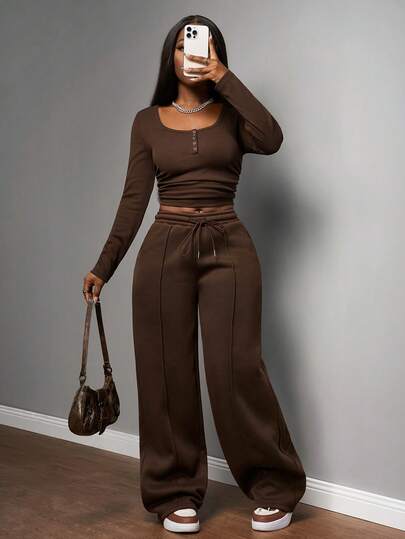 Slaydiva 2025 Höst och vinter Nytt Casual Mångsidigt Enkelt Brunt Stickat Öppen Krage Stor Rund Hals Långärmat T-shirt + Hög Midja Vida Ben Plisserade Sammet Varma Träningsbyxor Dam Tvådelat Set, Lämpligt För Dagliga Utflykter, Hemma, Mångsidigt, Helgdagar, Jul, Nyår, Flygplatskläder, Shopping, Sport, Tillbaka Till Skolan, Bekvämt, Resor, Pendling
