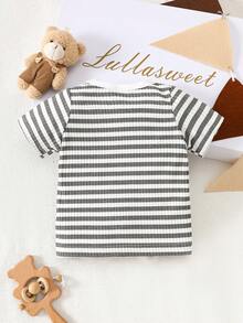 新生儿罗纹小熊短袖上衣，简约灰白条纹搭配3D小熊装饰，罗纹面料柔软亲肤，肩部按扣设计方便穿脱，舒适时尚，适合新生儿穿着。