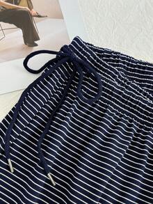 SHEIN EZwear 大码蓝白条纹休闲抽绳裤，适合秋冬季、圣诞节、新年、感恩节、派对、婚礼、海滩、毕业典礼等场合，时尚优雅，休闲百搭，适合外出、约会、预约、通勤等各种场合。条纹睡裤，抽绳睡裤，女士睡裤，蓝色条纹睡衣。 - 藏蓝色 - 查看 6