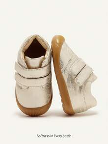 Cozy Pixies 一双四季皆宜的女童金色软底学步鞋，可爱、灵活、功能齐全，适合宝宝穿着，婴儿运动鞋 - 金色 - 查看 1