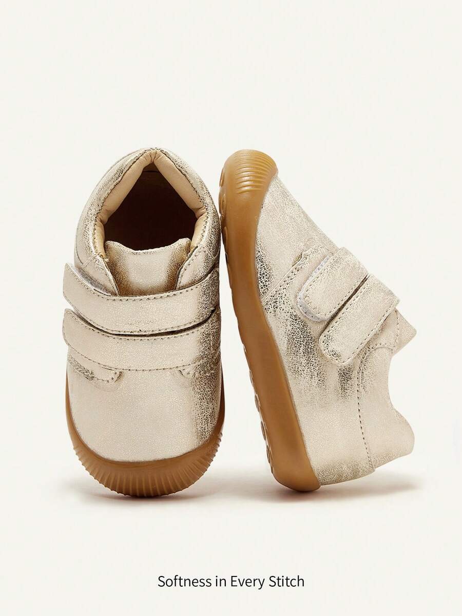 Cozy Pixies 一双四季皆宜的女童金色软底学步鞋，可爱、灵活、功能齐全，适合宝宝穿着，婴儿运动鞋 - 金色 - 查看 1