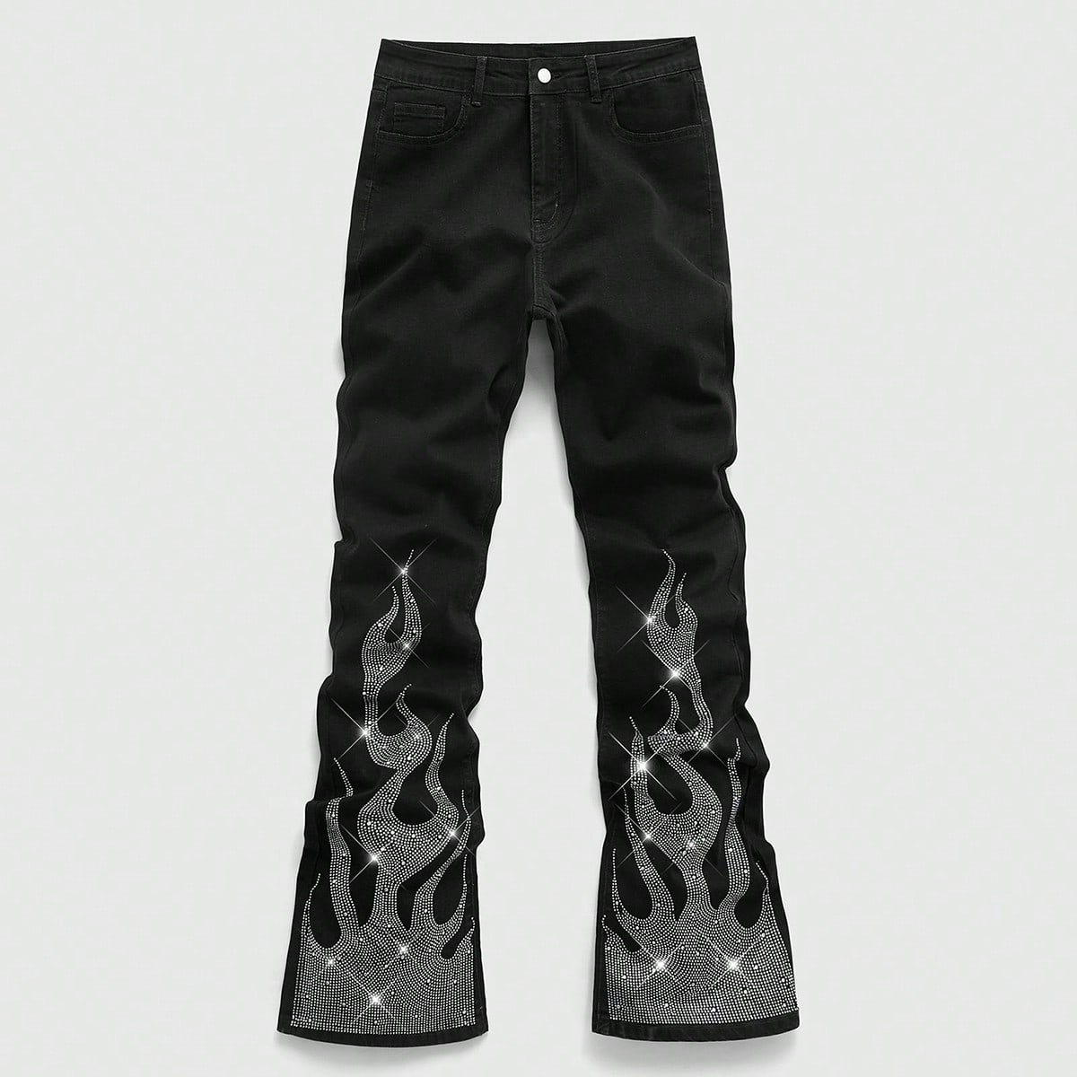 Jeans con pierna acampanada con estampado de llamas y aplicaciones de rhinestones para hombres