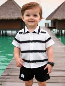 Bộ đồ mùa hè thường ngày 2 món cho bé trai/trẻ sơ sinh và trẻ mới biết đi 6 tháng-3 tuổi, áo sơ mi cổ sọc đen trắng và quần short in chữ trắng, chất liệu vải dệt jacquard, mềm mại và thoải mái, thích hợp cho các hoạt động vui chơi ngoài trời hàng ngày, đi học, đi nghỉ, giải trí gia đình, thể thao và tụ tập, bộ đồ ngày lễ thường ngày, thích hợp cho mùa hè - Đen và trắng - Xem 1
