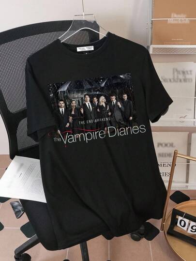 The Vampire Diaries X SHEIN Чоловіча повсякденна футболка з короткими рукавами та круглим вирізом, графічним принтом на літери та портрет, літо, стиль 2000-х років
