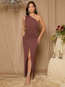 SHEIN Belle Vestido ajustado con hombros oblicuos, drapeado y abertura, vestido de dama de honor de unicolor - Café integral - Ver 1