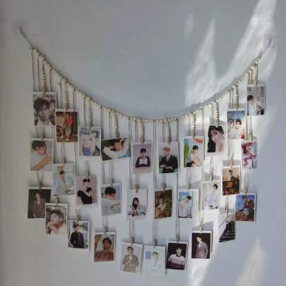 1个带30个夹子的悬挂式相框，波西米亚风木珠装饰，适用于宿舍、教室、卧室等家居、房间、办公室装饰，也可用于圣诞节、情人节、新年装饰。尺寸：110厘米/43.3英寸