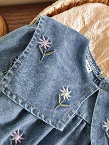 SHEIN Vintaside Kids 这款女婴时尚牛仔连衣裙饰有精美的花卉刺绣，配有大领子，适合外出、购物、聚会、休闲居家穿着以及夏季户外活动。 - 淺色水洗藍 - 查看 8