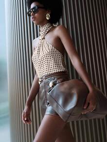 Chiquease 雪纺波点图案细肩带金属纽扣蝴蝶结露背A字型度假风优雅性感奢华简约春夏女式吊带背心 - 杏色 - 查看 7