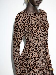 SHEIN LUNE Robe moulante mini à manches longues imprimé léopard, tissu floqué léopard, taille ajustée, détail froncé robe imprimé guépard pour femmes. Robe imprimé animal femme, robe imprimé léopard, robe imprimé guépard - Multicolore - Voir 7