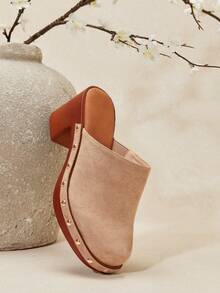 Solezae Dép bít mũi đế xuồng bằng da lộn màu nâu nhạt đính đinh tán dành cho nữ – Gót chunky cổ điển, thoải mái và sành điệu. Thích hợp cho dịp Giáng sinh. - Màu be - Xem 7