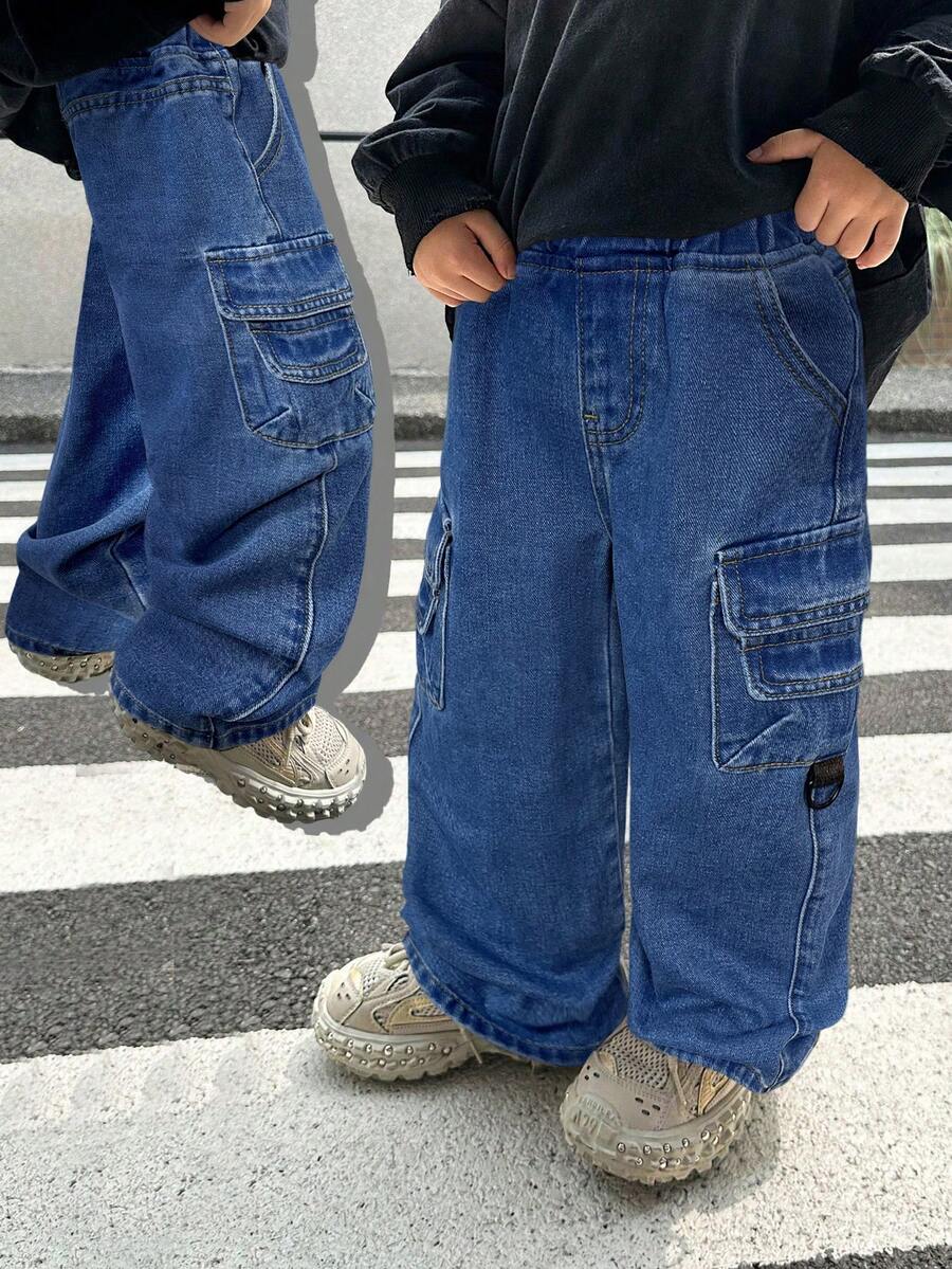 SHEIN 男童街头酷炫卡其色工装口袋宽松牛仔裤，休闲百搭，适合男童秋季穿着，黑色工装裤，童装，男童工装裤，童装工装牛仔裤 - 中等水洗藍 - 查看 1