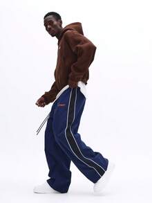 SUMWON Quần thể thao ống rộng bằng vải nylon giản dị có họa tiết sọc tương phản ở hai bên, phù hợp với phong cách đường phố và thể thao thường ngày - Nhiều màu - Xem 3