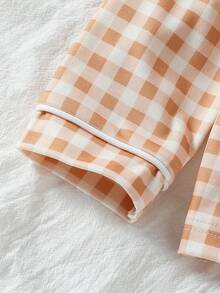 男婴格子西装套装，包括翻领带口袋和熊刺绣的夹克，以及配套的带裤脚的格子裤。 - 杏色 - 查看 7