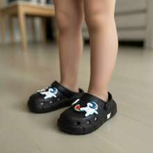 Sandalias tipo zueco para niños con punta redonda perforada y correa ajustable, estilo casual para playa y verano - Negro - Ver 3