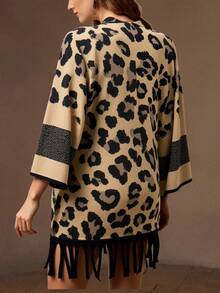 Suéter largo abierto de mujer con estampado animal, flecos y mangas anchas. - Beis - Ver 2