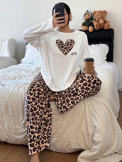 SHEIN Conjunto de pijama de manga larga de franela con estampado de corazón y leopardo para tallas grandes