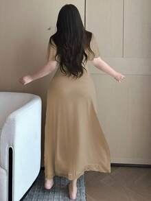 Dazy Plus Camisón elegante de talla grande para mujer con encaje de contraste y longitud media - Caqui - Ver 2