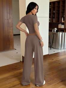 SHEIN EZwear 2 件套女士修身休闲 Knightley 印花短袖 T 恤和裤子套装，家居服 - 咖啡棕 - 查看 2