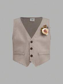 小男孩三件套西装：卡其色背心、松紧腰裤、领结和长袖衬衫，绅士风，春夏