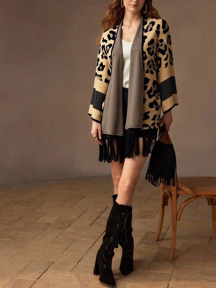 Suéter largo abierto de mujer con estampado animal, flecos y mangas anchas. - Beis - Ver 1